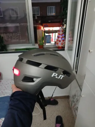 Casco Bici Gris con Luces Rojas Graduables .