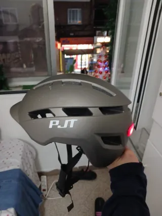 Casco Bici Gris con Luces Rojas Graduables .