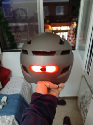 Casco Bici Gris con Luces Rojas Graduables .