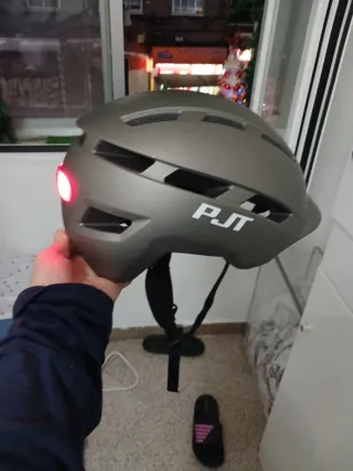 Casco Bici Gris con Luces Rojas Graduables .