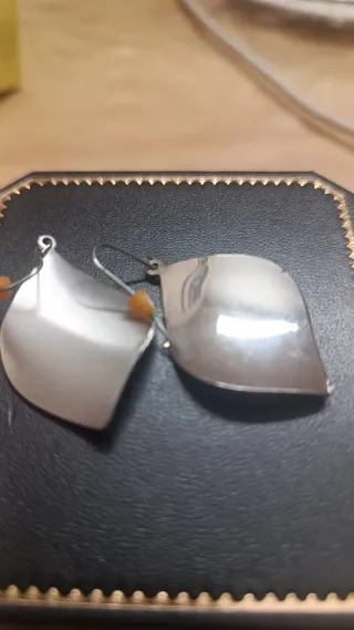 Pendientes de acero plateados