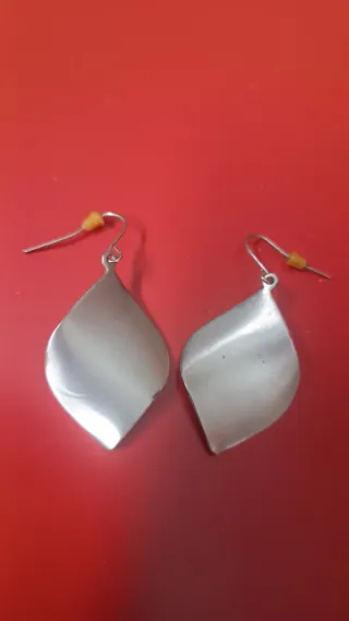 Pendientes de acero plateados
