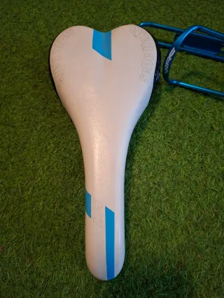 Sillín Selle Italia Blanco/Azul y botellero