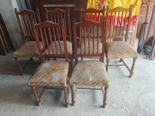 Seis sillas de madera y tela