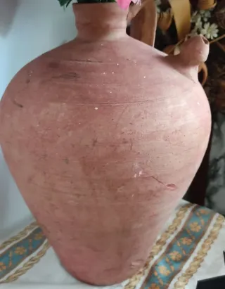 Antiguo cántaro de barro