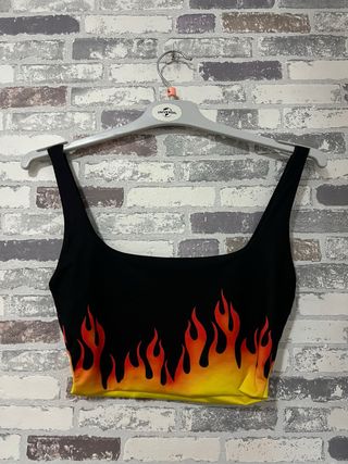 Crop top con estampado de llamas