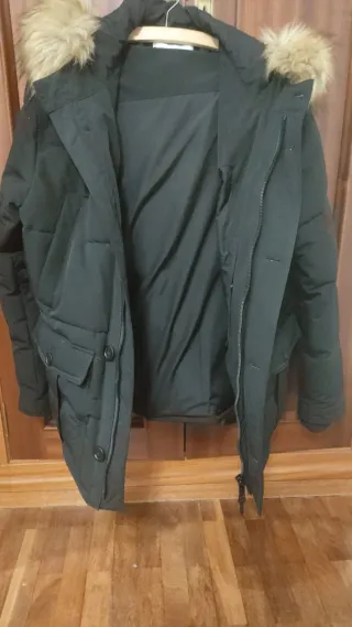 Abrigo negro hombre con capucha