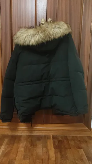 Abrigo negro hombre con capucha