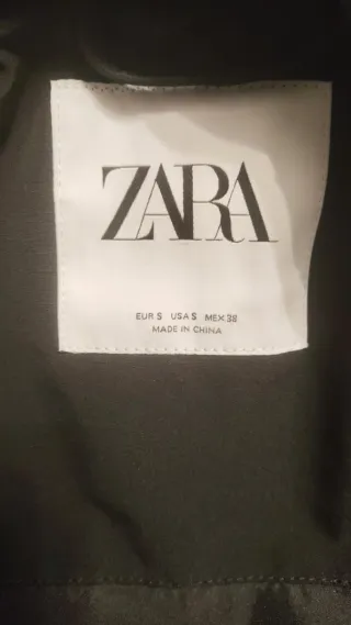 Abrigo negro hombre con capucha