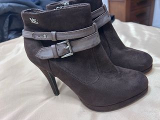 Botines tacón marrón con hebillas