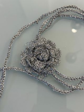 Collar flor crochet plata