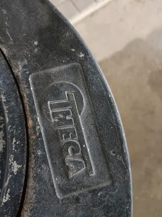 Estufa de leña antigua de metal