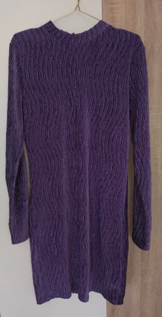 Vestido morado ajustado espalda descubierta