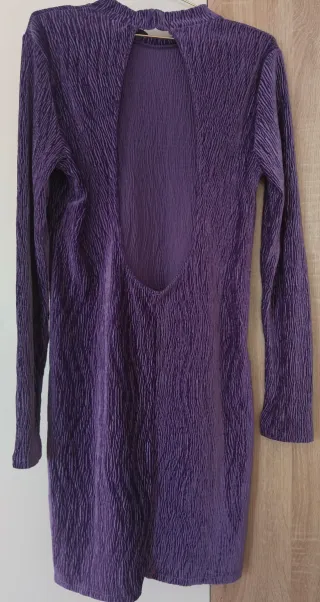 Vestido morado ajustado espalda descubierta
