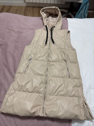 Chaleco largo beige con capucha