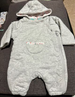 Buzo gris con capucha para bebé.