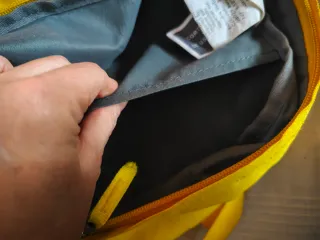 Mochila amarilla Zabrichi con logo