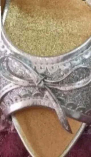 Sandalias plateadas con lazo