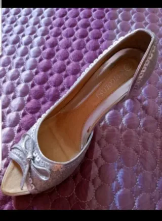 Sandalias plateadas con lazo