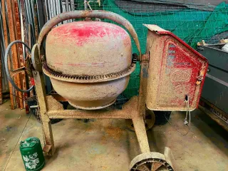 Hormigonera Eléctrica Roja