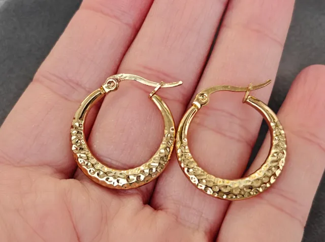 Pendientes de aro dorados con textura