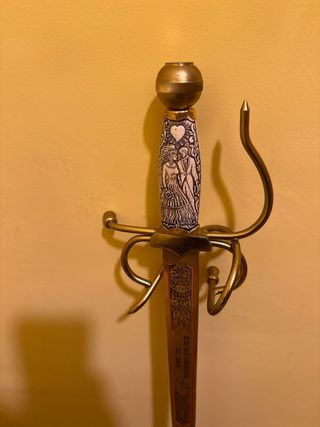 Espada decorativa con empuñadura grabada :)