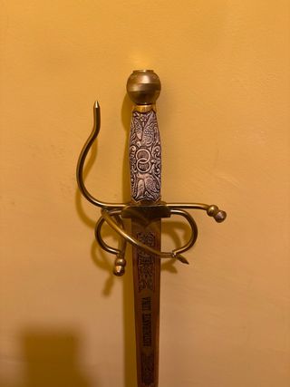 Espada decorativa con empuñadura grabada :)