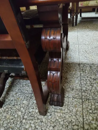 Comedor de madera tallada