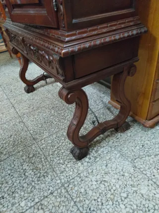 Comedor de madera tallada