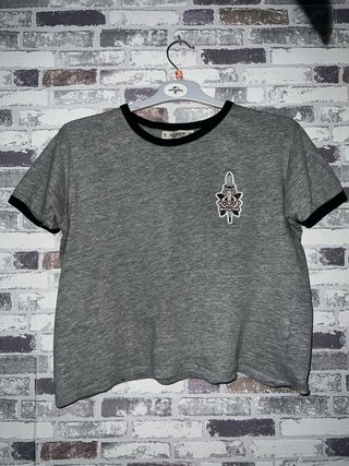 Camiseta gris Pull&Bear con parche