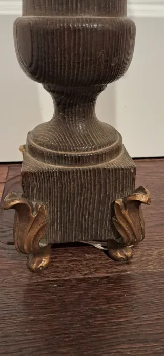 Base de lámpara antigua de mesa hecha de madera