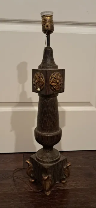 Base de lámpara antigua de mesa hecha de madera