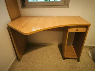 Escritorio de madera curvo