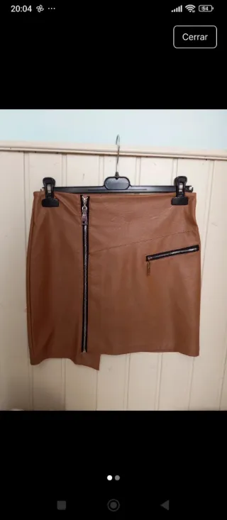 Falda marrón efecto piel cremalleras T38