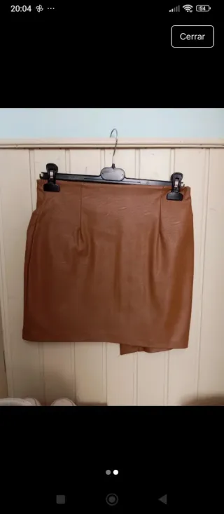 Falda marrón efecto piel cremalleras T38