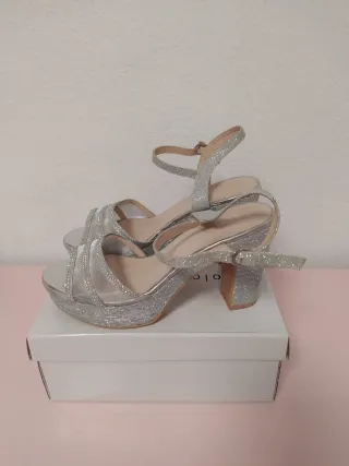 Conjunto fiesta plata: bolso y sandalias