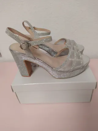 Conjunto fiesta plata: bolso y sandalias