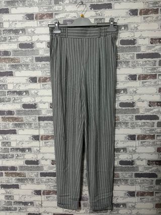 Pantalón gris de rayas