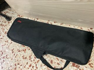 Violín con estuche y arco.