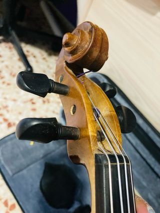 Violín con estuche y arco.