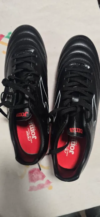 Botas de fútbol Joma negras y rojas