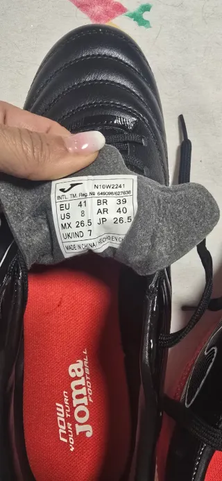 Botas de fútbol Joma negras y rojas