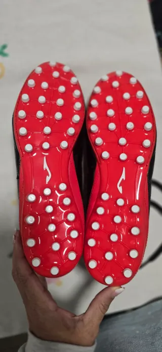 Botas de fútbol Joma negras y rojas