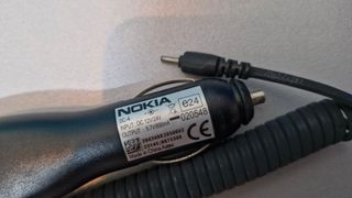 Cargador original Nokia DC-4 5.7V 890mA para coche