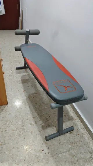 Banco de abdominales y pesas
