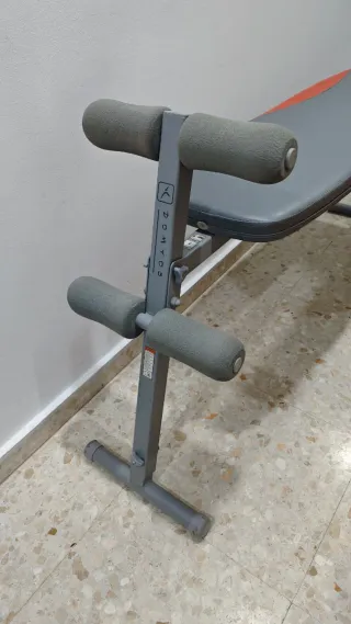 Banco de abdominales y pesas