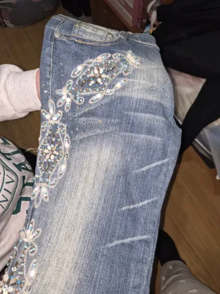 Pantalones vaqueros con pedrería