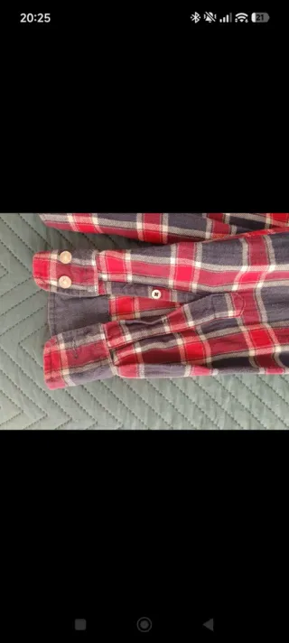 Camisa de cuadros azul y roja