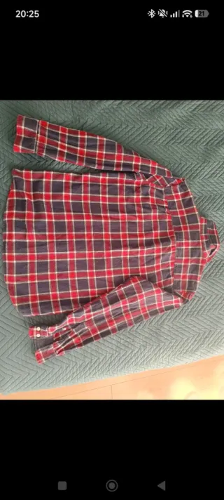 Camisa de cuadros azul y roja