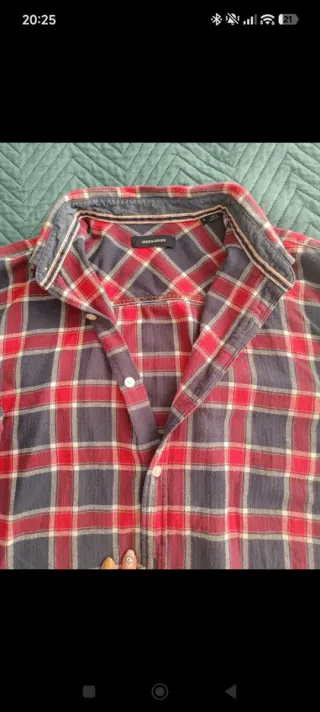 Camisa de cuadros azul y roja